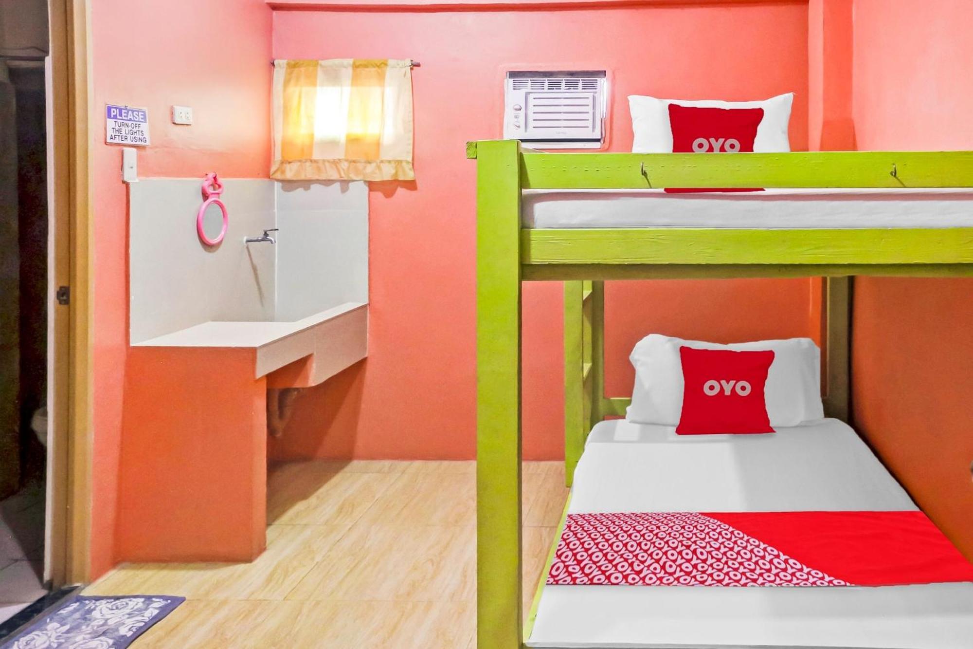 Hotel OYO 868 Solanos Transient House Pasay Exterior foto
