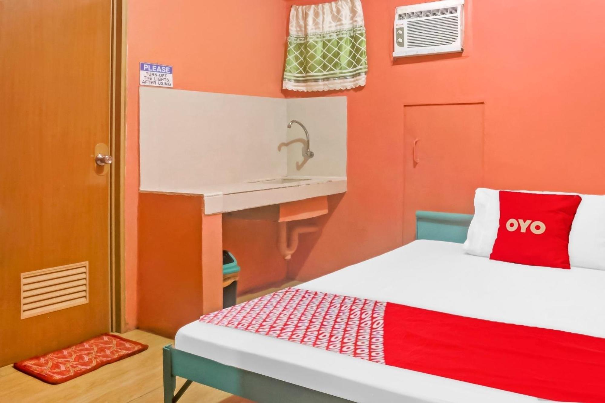 Hotel OYO 868 Solanos Transient House Pasay Exterior foto